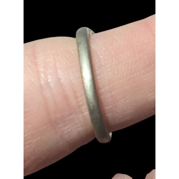 Elegant Mid Century Jewelry Concepts Gold Tone Ring With Green And Clear Stones - Picture 7 of 16